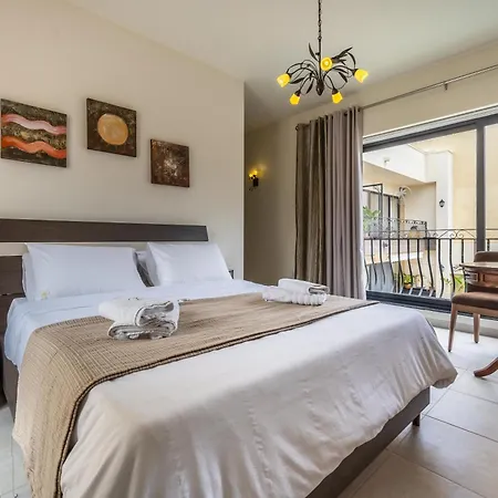 Poolside Paradise فيلة Żebbuġ