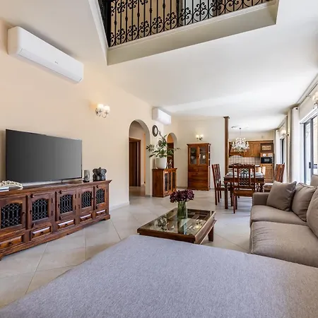 Poolside Paradise Villa Zebbug (Southern Region)