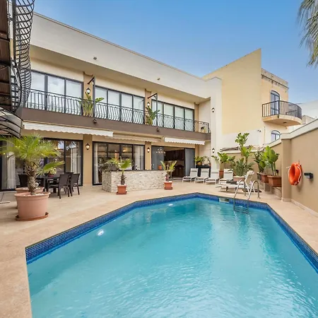 فيلة Poolside Paradise