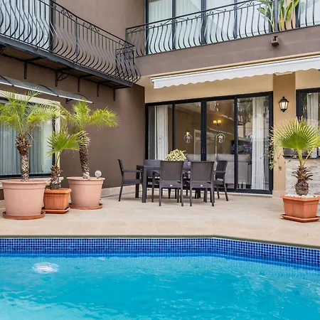 Villa Poolside Paradise