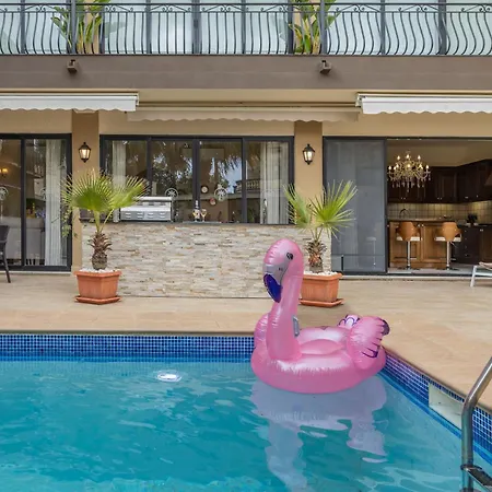 Poolside Paradise فيلة