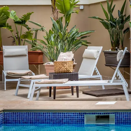 Poolside Paradise Żebbuġ